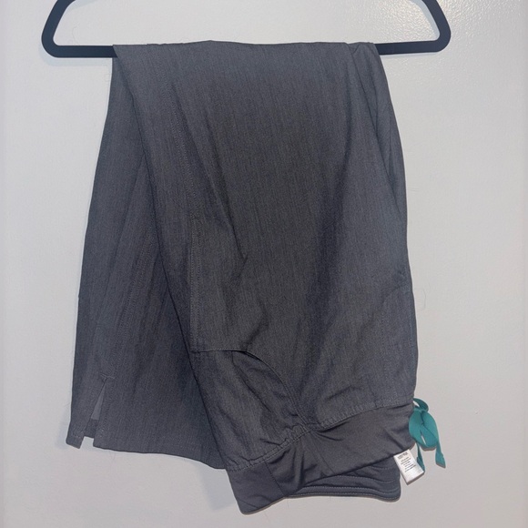 FIGS Kade Petite Cargo Scrub Pants size Medium Petite - Picture 1 of 3